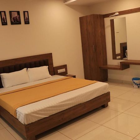 Hotel Viraj Residency Bhuj Zewnętrze zdjęcie