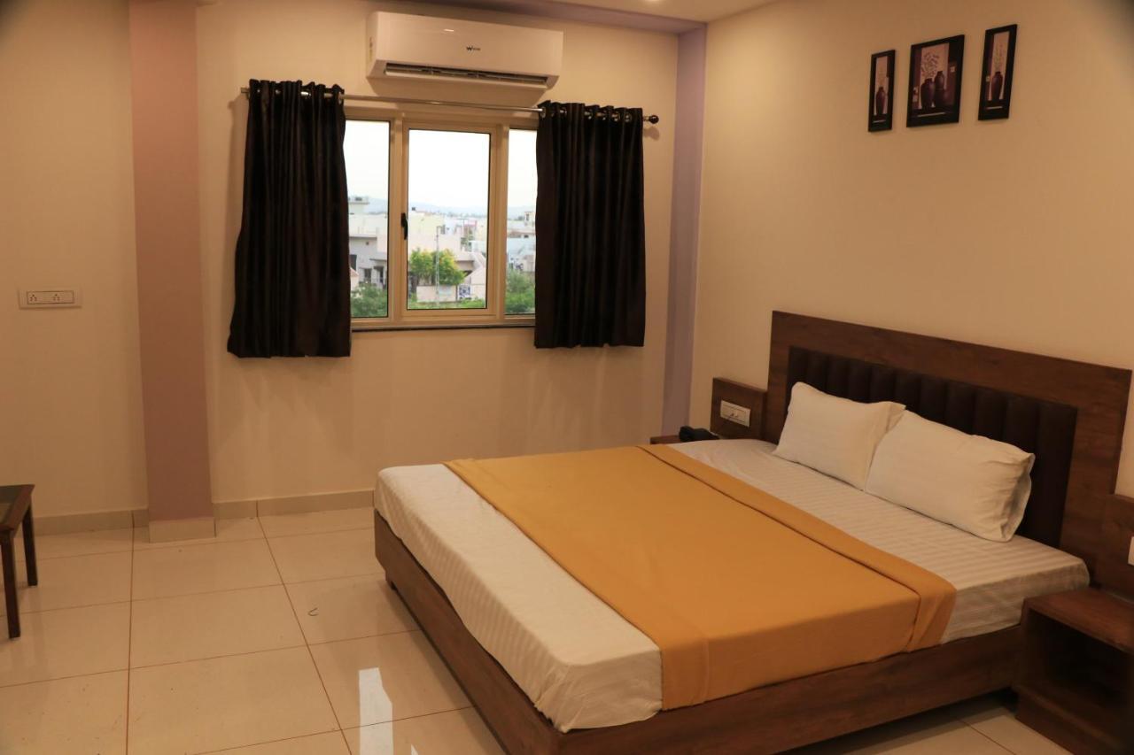 Hotel Viraj Residency Bhuj Zewnętrze zdjęcie